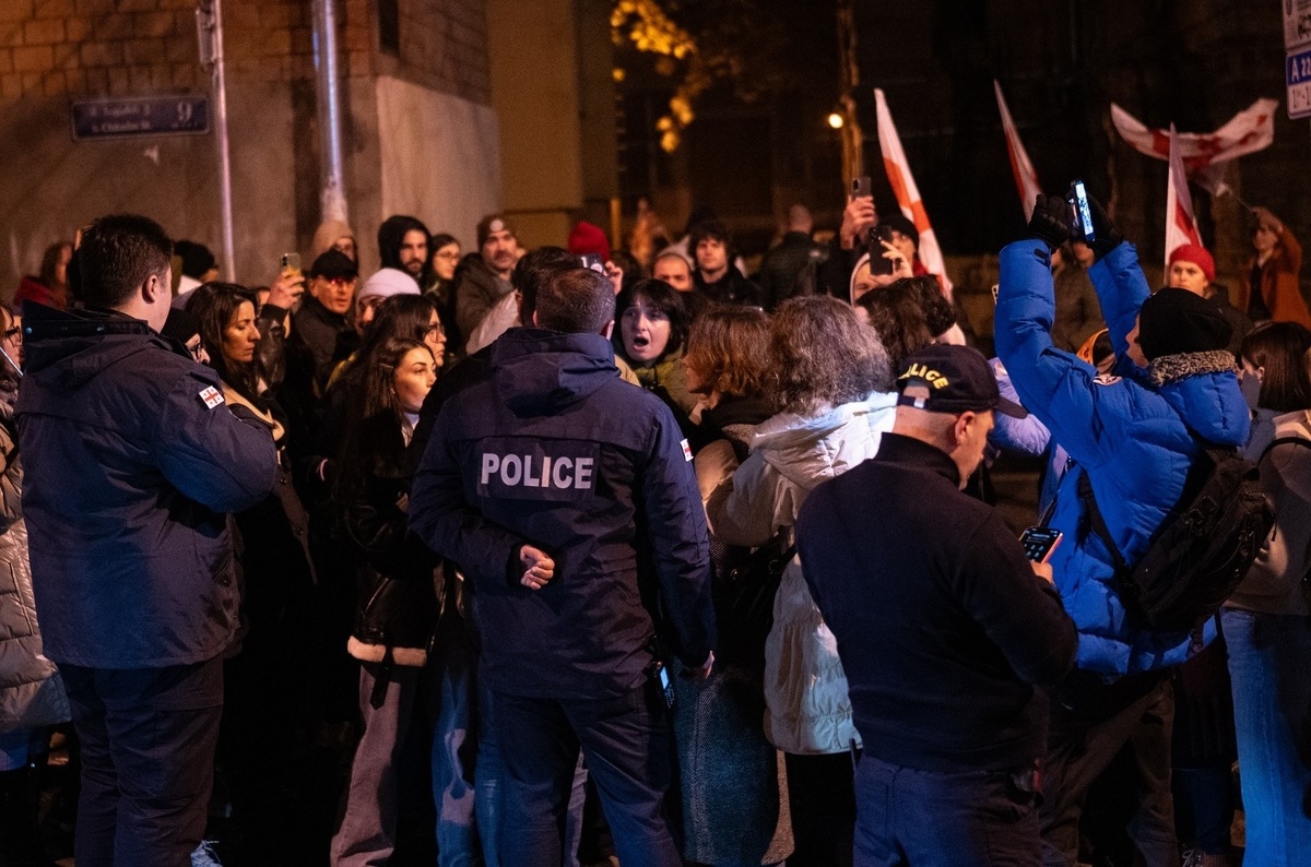 Police blocked the road for marchers in Tbilisi on December 9, 2025. Photo: Alexander Keshelashvili / Publika