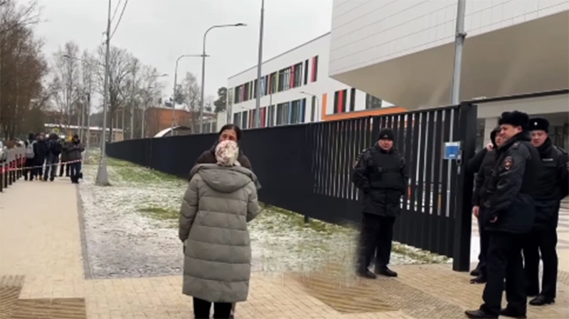 Родственники убитого и полиция возле школы. 16 декабря 2025 г. Скриншот видео https://www.instagram.com/reels/DSU0GUiCC_P/ принадлежит компании Meta деятельность которой запрещена в России