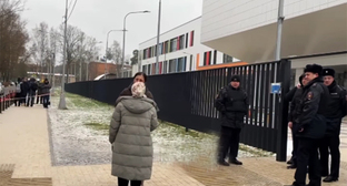 Родственники убитого и полиция возле школы. 16 декабря 2025 г. Скриншот видео https://www.instagram.com/reels/DSU0GUiCC_P/ принадлежит компании Meta деятельность которой запрещена в России