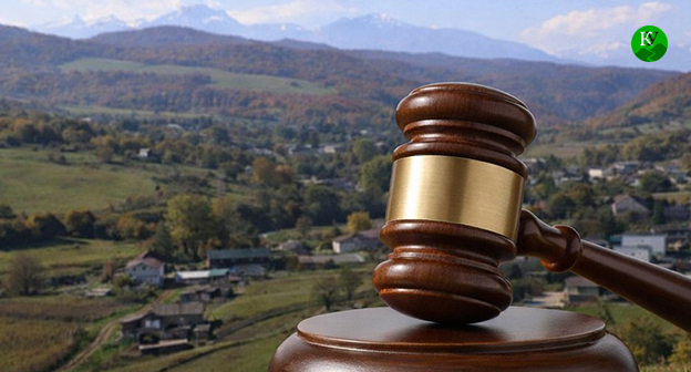 A judge's gavel against the backdrop of the village of Grpegezh in the Chereksky District of the Kabardino-Balkarian Republic. An AI-generated illustration by the "Caucasian Knot" program Copilot.