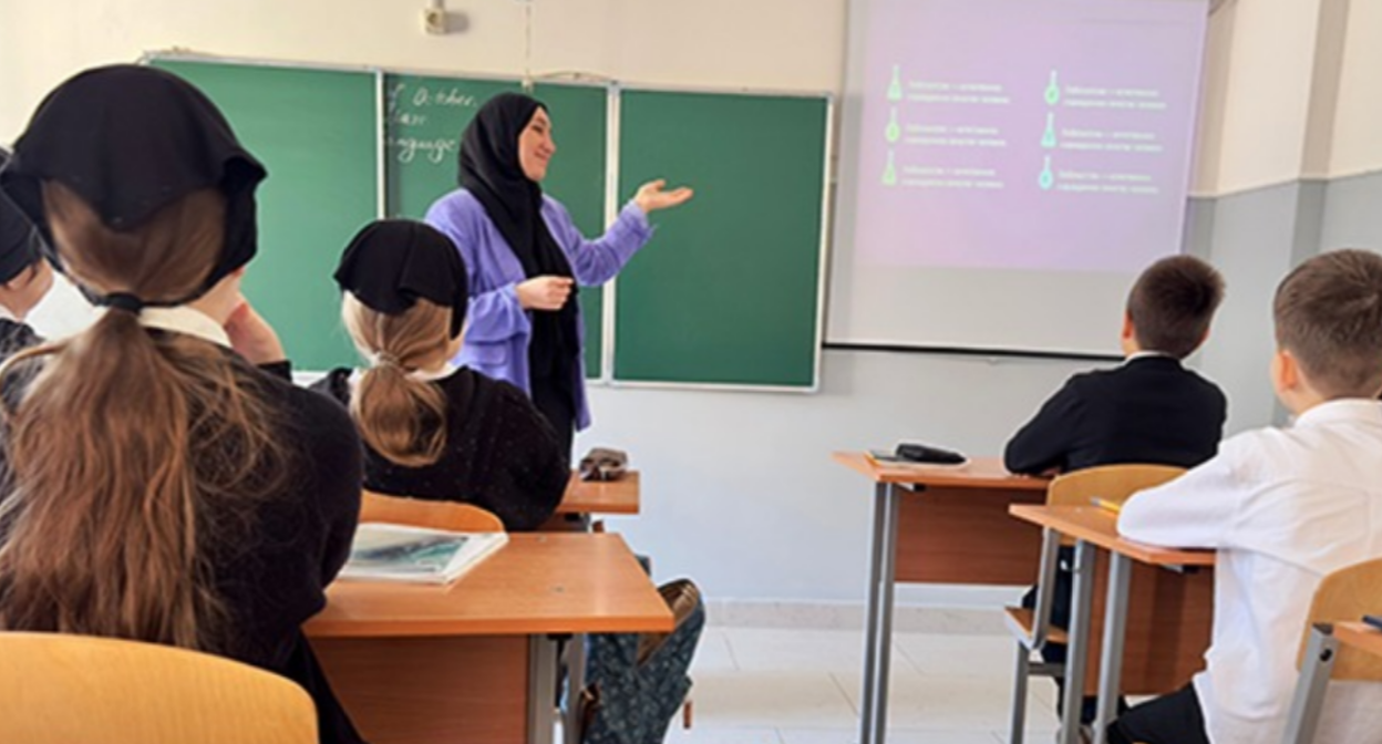 A lesson at a Chechen school. Screenshot from https://chesu.ru/.