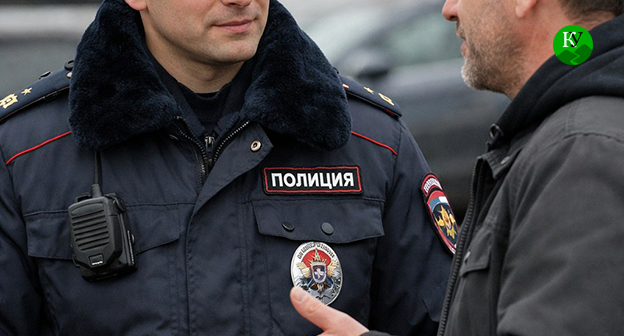 A police officer interacts with a man. Illustration by the "Caucasian Knot" AI program Copilot.