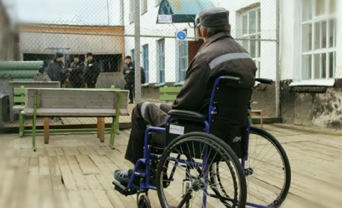 A disabled person in a prison colony. Photo screenshot from RusNord https://rusnord.ru/scandal/61905-invalid-iz-kolonii-v-korjazhme-poluchil-dolgozhdannye-sredstva-reabilitacii.html/