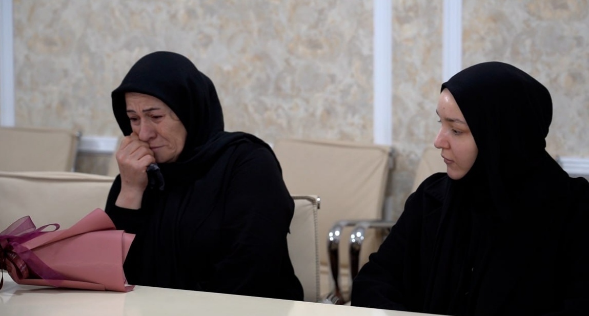 Akhmed Abdulmanapov's mother and widow. Photo: Khasavyurt administration https://xacavurt.ru/news/15443-korgoli-korgoliev-peredal-medal-za-otvagu-seme-pogibshego-uchastnika-svo-ahmeda-abdulmanapova.html