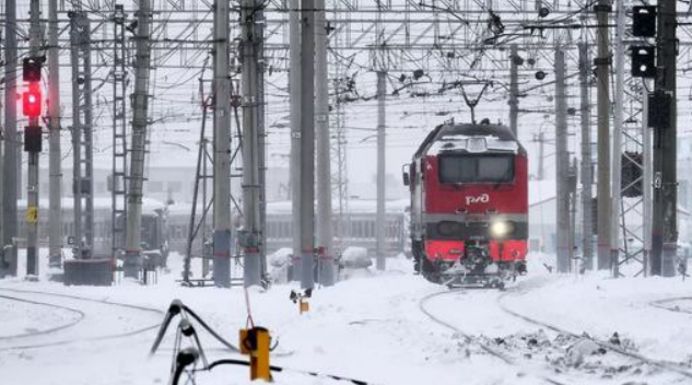 A locomotive on snowy tracks. Photo screenshot: https://t.me/adm_gorkluch/44267