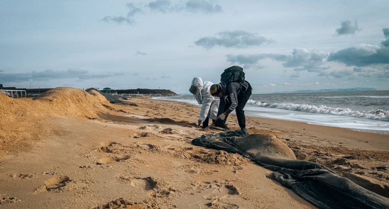 Cleaning nets on the Bugayskaya Spit. Screenshot from the "Nets, Sieve, Shovel" headquarters, January 1, 2026, https://t.me/setisitolopata/2186

