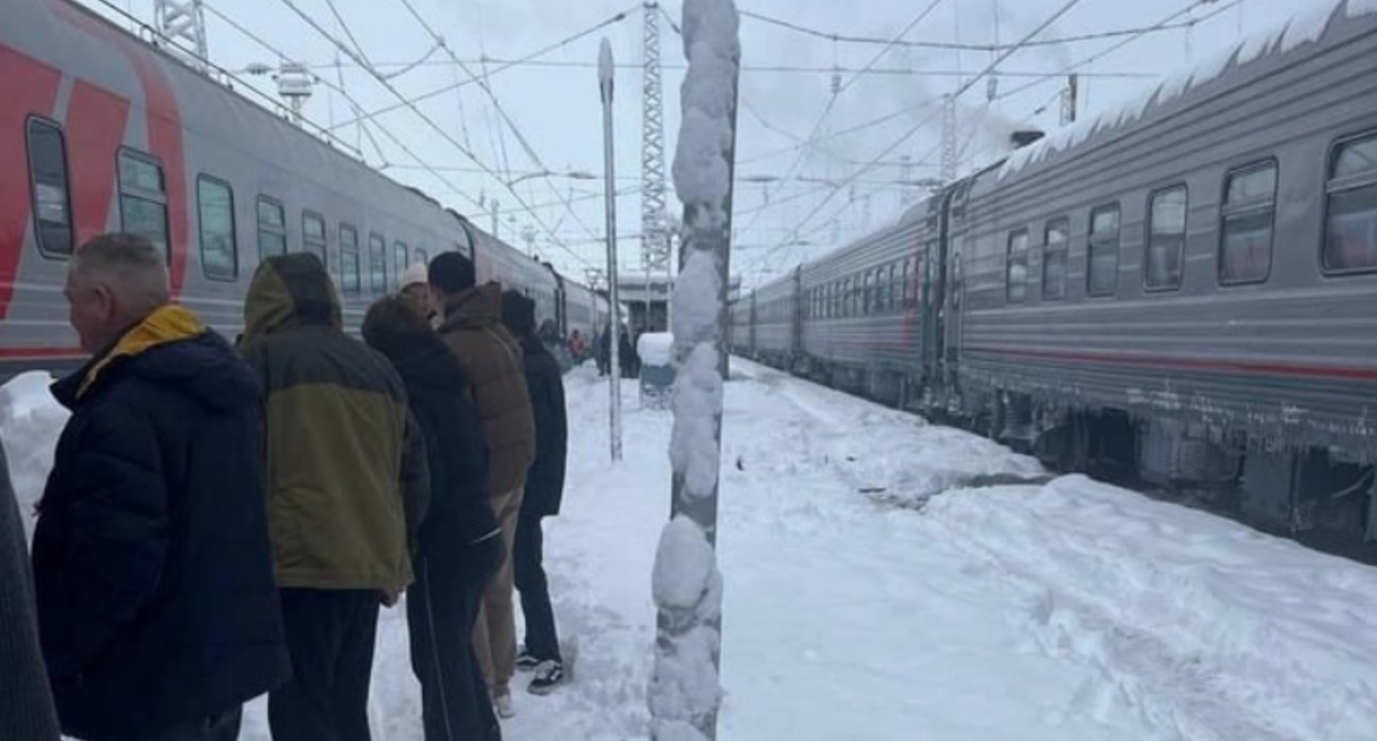 Passengers had to wait for hours for their flight. Screenshot from photo V1 from January 2, 2026, https://t.me/newsv1/88897