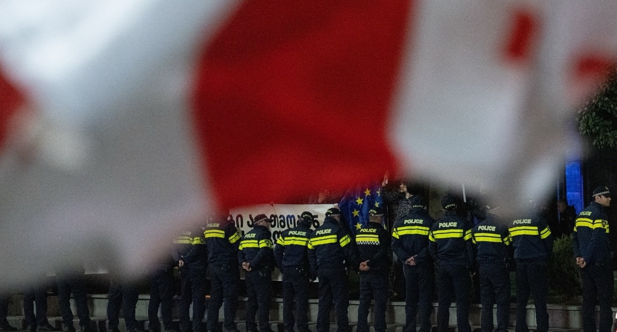 Police officers on Rustaveli Avenue, November 7, 2025. Photo: Mindia Gabadze / Publika