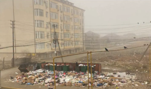 Residents of Kaspiysk complained about problems with garbage collection. Screenshot from "Voice of Dagestan" photo from January 6, 2026, https://www.instagram.com/p/DTKcn-9jPdn/ (Meta, the company that owns the social network, is banned in Russia).