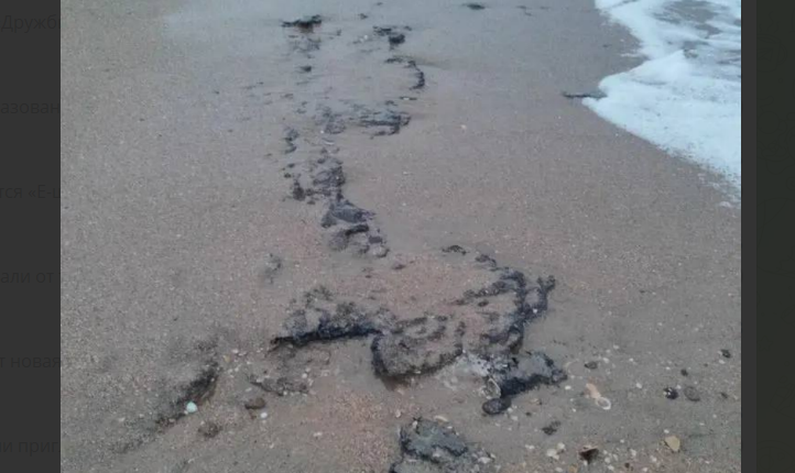 A layer of fuel oil on the Bugayskaya Spit. Screenshot from the Telegram channel "Networks, Sieve, Shovel" from January 8, 2026, https://t.me/c/2388643645/21415.