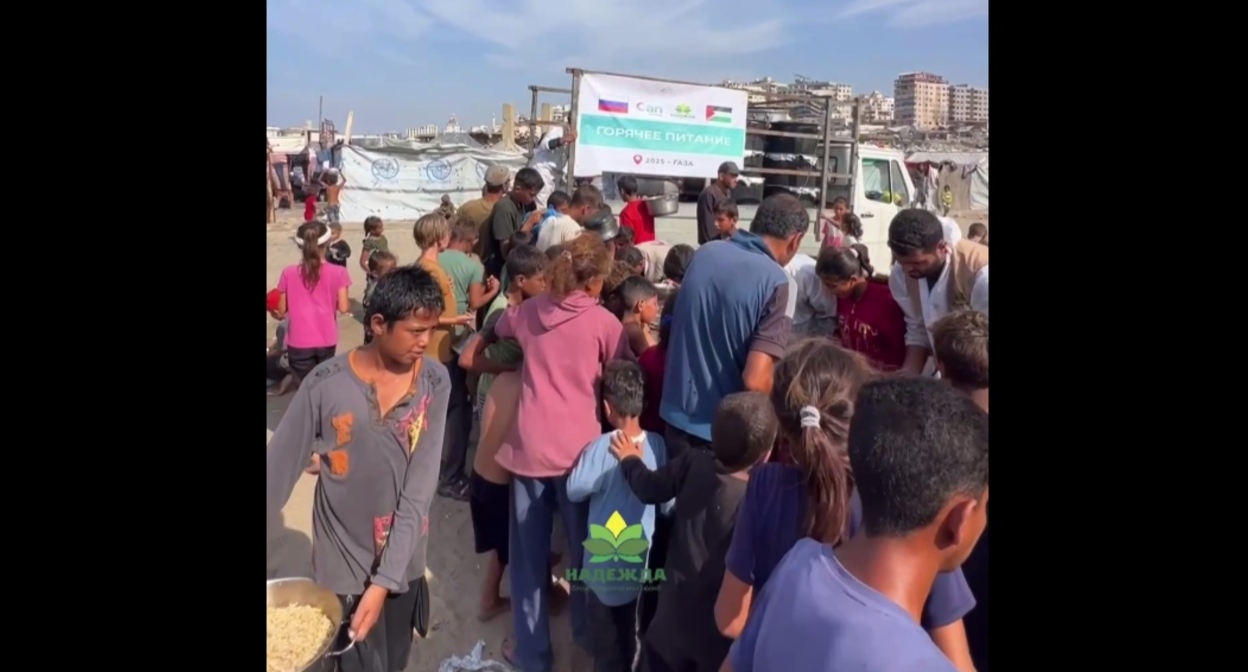Food distribution to Palestinian residents. Still from a video by the Nadezhda Charitable Foundation: https://t.me/fondnadejda/2714