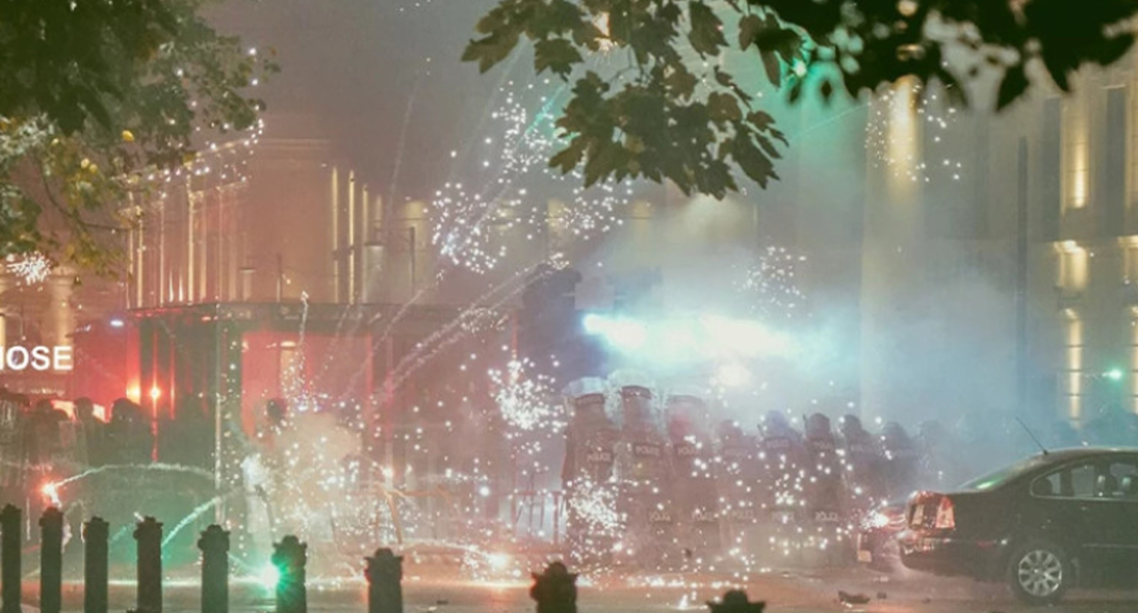 Photos of unrest in Tbilisi during a protest on the day of the municipal elections on October 4. TV company Pirveli / https://tvpirveli.ge/ka/siaxleebi/sazogadoeba/119066-sasakhlis-gobis-saqme-mosamartle-tamar-mchedlishvilma-braldebulebi-patimrobashi