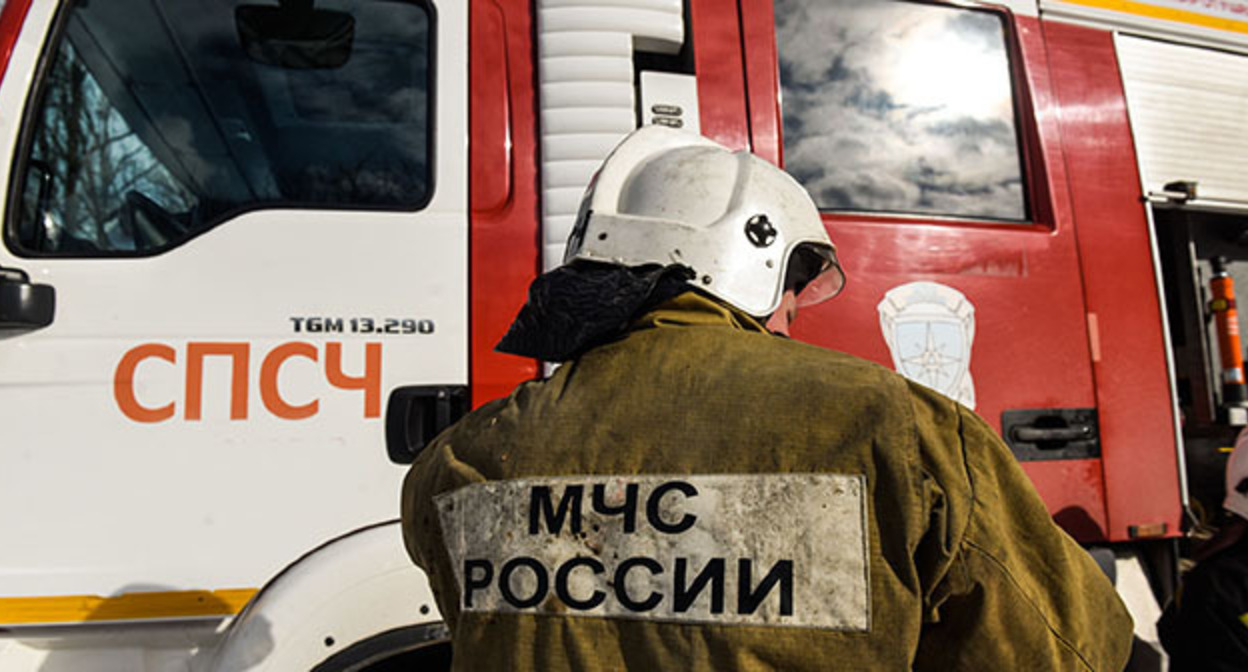 An emergency services employee. Photo by Elena Sineok, Yuga.ru