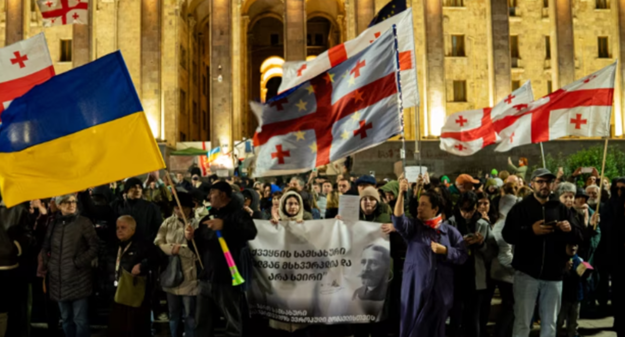 Proponents of European integration at a protest in Tbilisi on the 414th day of protests. Photo: TvPirveli / https://tvpirveli.ge/ka/siaxleebi/politika/119259-tsikhit-muqara-trotuarze-dgomis-gamo-tsesrigis-datsva-tu-samartlebrivi-absu