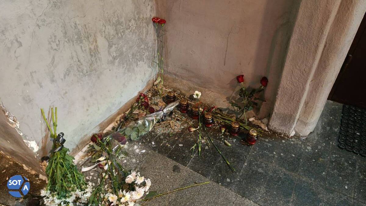 A still of the second memorial plaque on Politkovskaya's house being knocked down. Photo: Beware, News / Telegram channel