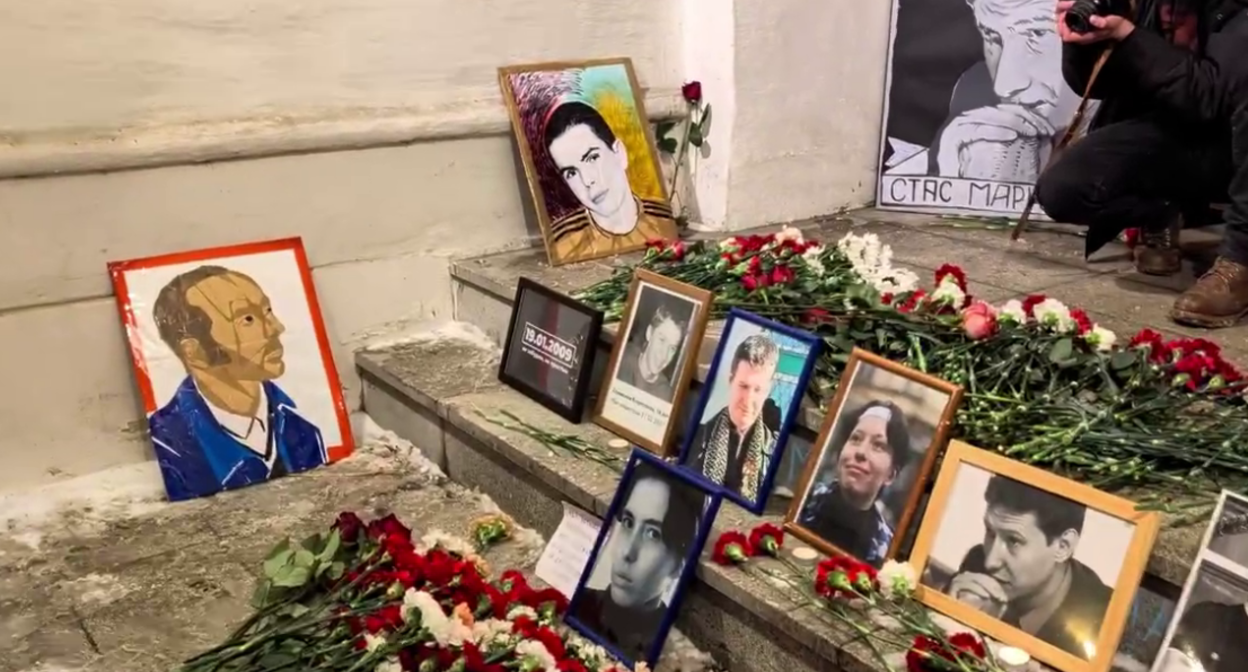 A makeshift memorial at the site of the murders of Anastasia Baburova and Stanislav Markelov. Still from the video "A Word in Defense" from January 19, 2026, https://t.me/endoflaw/2062