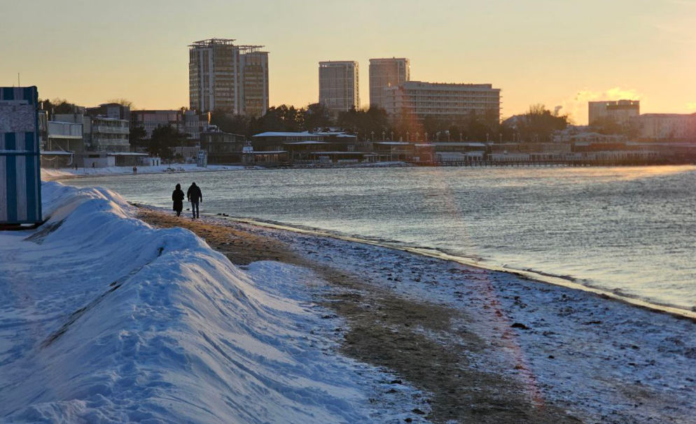 Anapa's central beach. Screenshot from Yuri Ozarovsky's Telegram channel, January 17, 2026, https://t.me/MoreOz/114599.