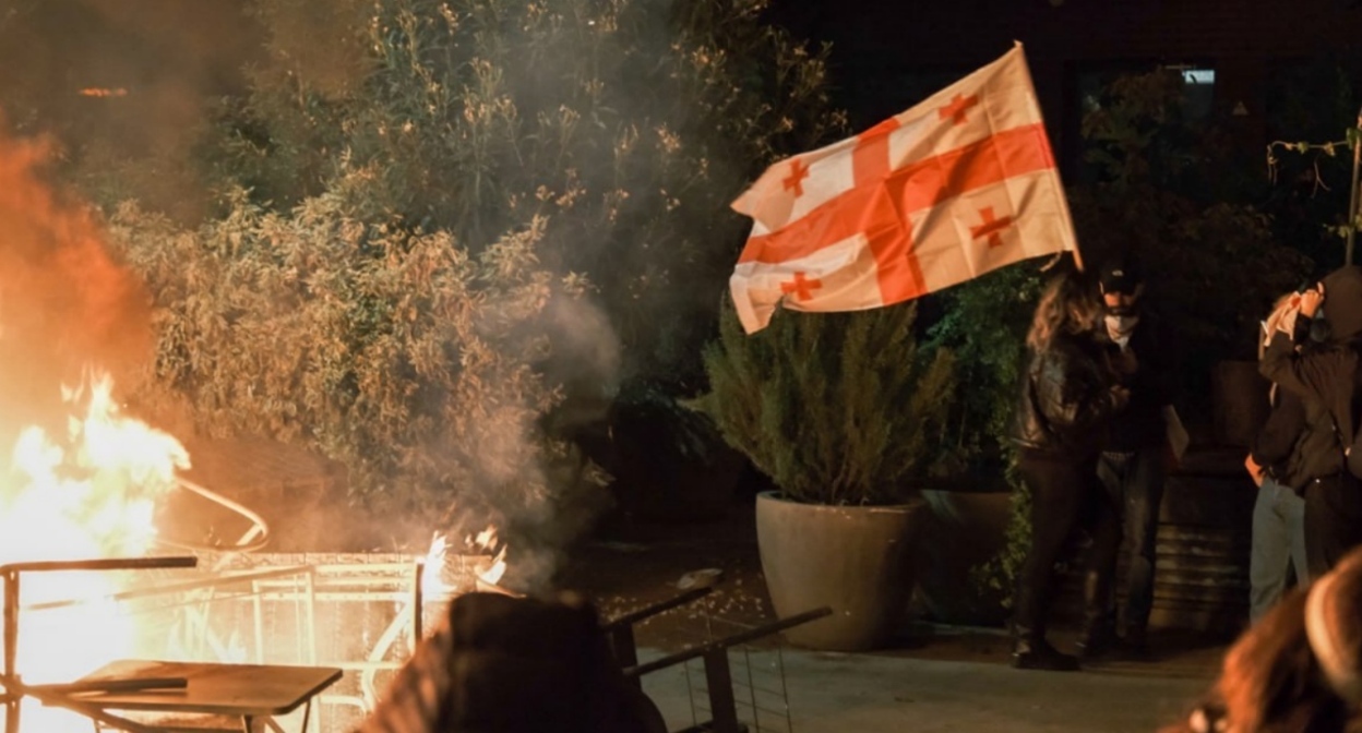 The scene outside the Georgian Presidential Palace. Tbilisi, October 4, 2025. Photo: Sofiia Atamanova/Paper Kartuli https://t.me/paperkartuli/24090