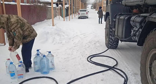 Residents of the Rostov region collect water from a water truck. January 2026. Photo: Antonina Pshenichnaya's Telegram channel.