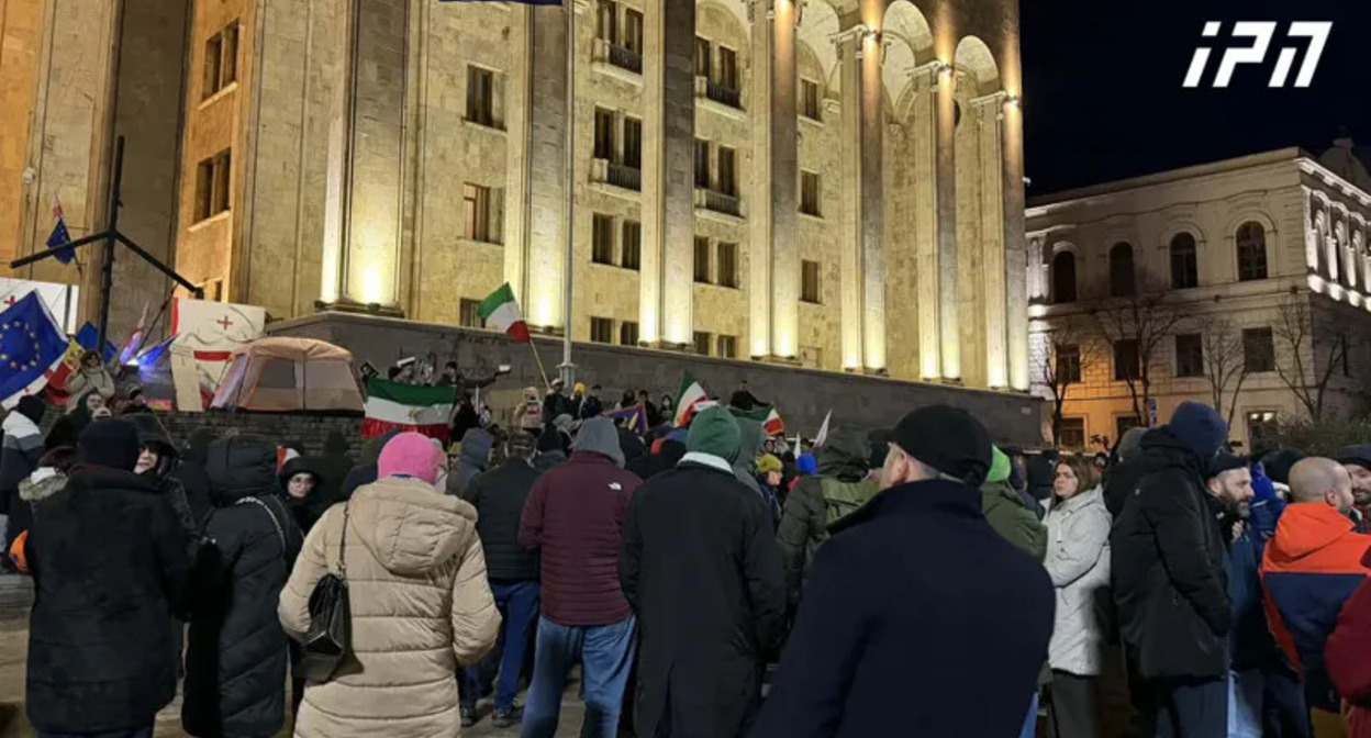 Participants of the rally at the Parliament of Georgia on January 21, 2025. Photo: Interpressnews / https://www.interpressnews.ge/ka/article/859953-parlamenttan-saprotesto-akcia-mimdinareobs
