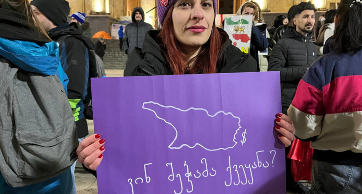 A protester in Tbilisi on the 427th day holds a banner reading, "Who ate the country!" Photo: TV Pirveli / https://tvpirveli.ge/ka/siaxleebi/sazogadoeba/120155-utskveti-protestis-427-e-dge-rustavelis-gamzirze-saprotesto-aqtsia-mimdinar