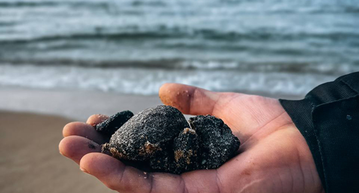 Fuel oil chips found on the beach. January 28, 2026. Photo: https://t.me/setisitolopata/2389