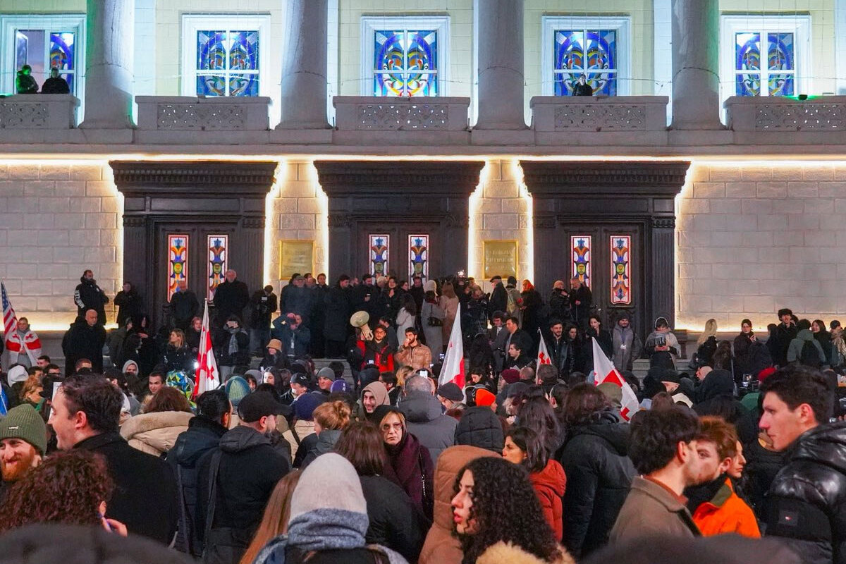 Protesting students outside the Georgian Technical University. Photo: Mo Se / Mtavari