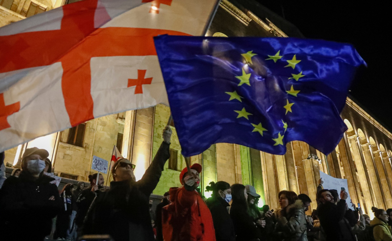 Supporters of Georgia's European integration protested outside the parliament building in Tbilisi for the 434th day in a row. Photo: TV Pirveli/https://tvpirveli.ge/ka/siaxleebi/politika/120643-srul-tsinaagmdegobashi-mova-evrointegratsiastan-briuselis-reaqtsia-grantebis