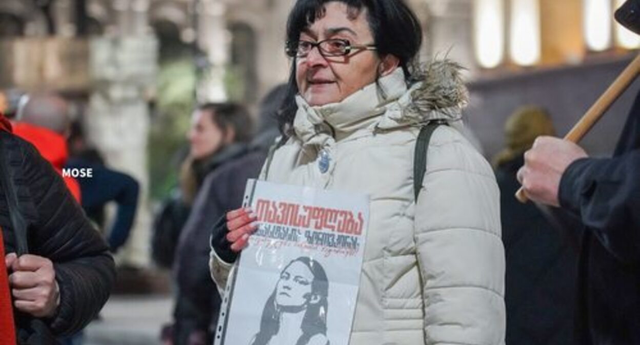 A protester in Tbilisi holds a sign in support of Anastasia Zinovkina. Photo screenshot: MO SE / Facebook.