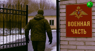 A soldier near his unit. Illustration created by Caucasian Knot using AI in the Copilot program.