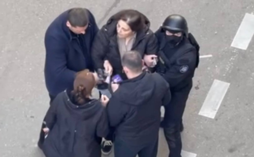 Still of the arrest of journalist Eliso Kiladze in the case of fraudulent call centers in Tbilisi. Photo: TV Pirveli/ https://tvpirveli.ge/ka/siaxleebi/sazogadoeba/121715-eliso-kiladze-aranair-saprotseso-garigebaze-tsasvlas-da-bralis-agiarebas-ar