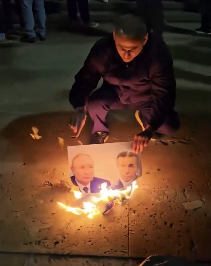 Afgan Sadygov burns portraits of Putin and Ivanishvili. Still from Mtavari video.