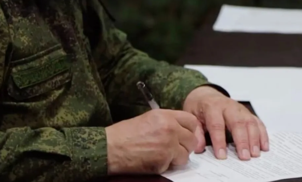 Signing the contract. Photo screenshot: https://моидокументы62.рф/news/785855/?special=y