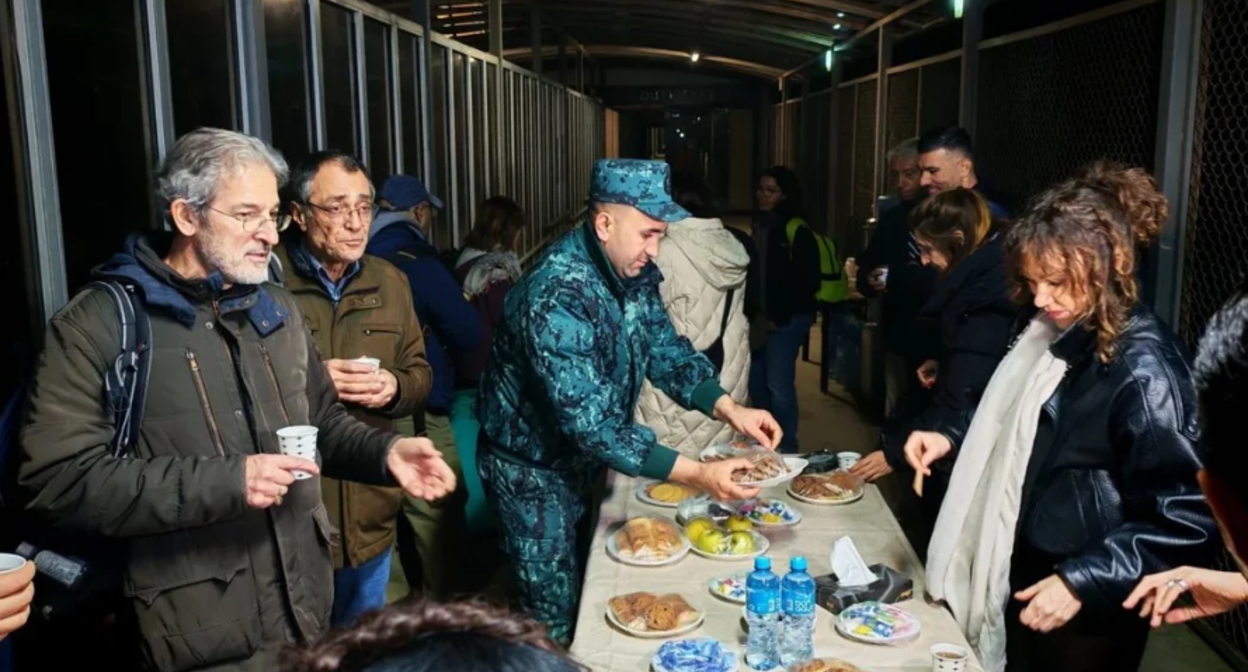 Evacuation at a checkpoint in Azerbaijan. Screenshot from a photo from Report from March 7, 2026, https://report.az/ru/vneshnyaya-politika/iz-irana-v-azerbajdzhan-evakuirovan-1761-grazhdanin-66-stran