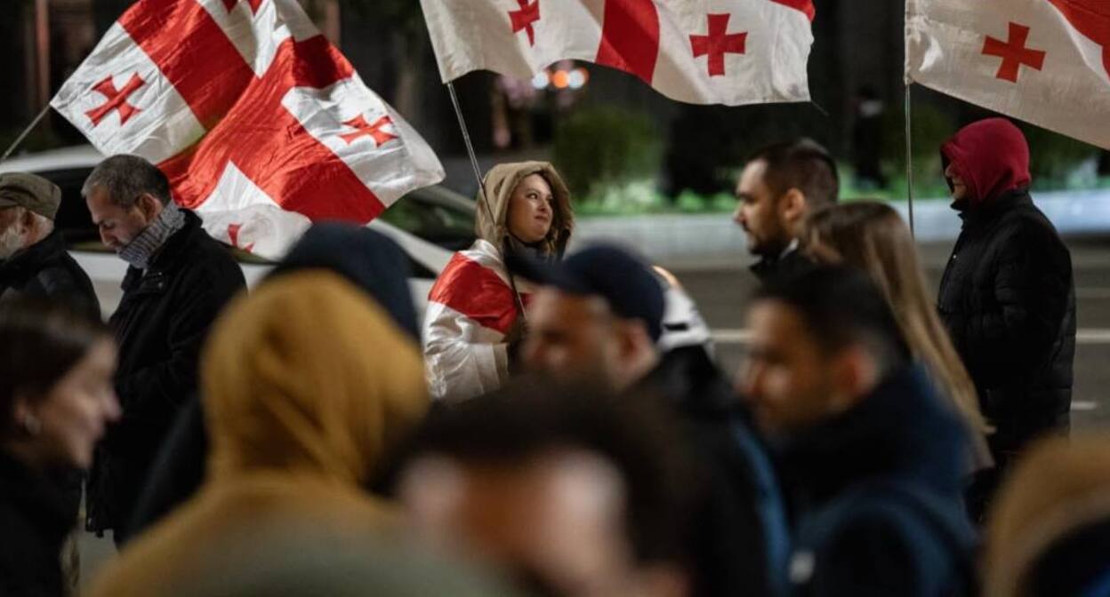 Protesters on Rustaveli Avenue. Photo: Mariam Kavshbaia / Publika