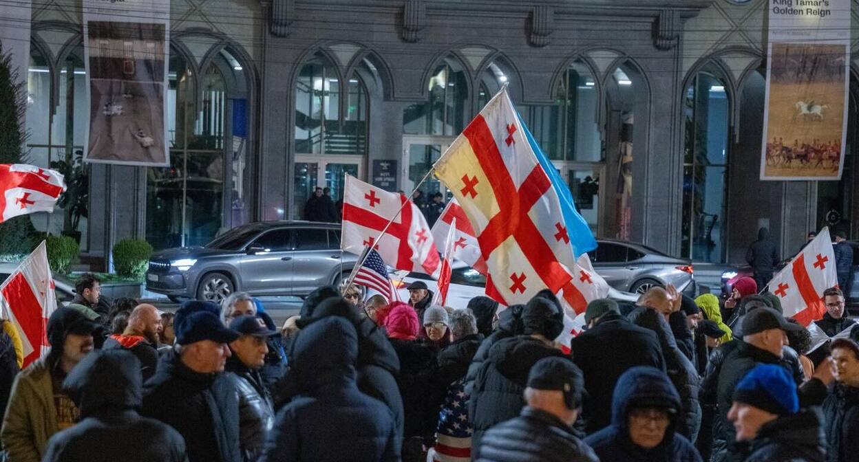 Protesters on Rustaveli Avenue. Photo: Nino Kikvadze / Publika
