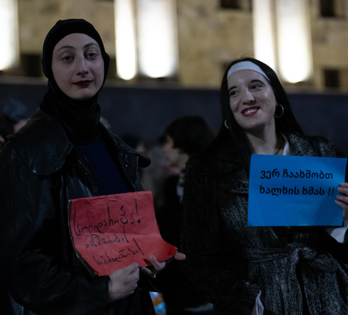 Frame On the 476th day of continuous protests, protesters traditionally gathered near the Georgian Parliament on Rustaveli Avenue. Photo: MO SE / Facebook
