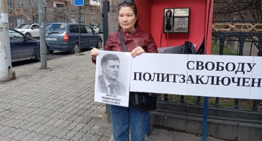A picketer in Yerevan holds a portrait of former Khabarovsk Krai Governor Sergei Furgal. March 21, 2026. Photo: RusNews https://t.me/rusnews/82100