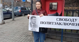 A picketer in Yerevan holds a portrait of former Khabarovsk Krai Governor Sergei Furgal. March 21, 2026. Photo: RusNews https://t.me/rusnews/82100