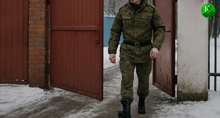 A soldier leaves his unit. Illustration created by Caucasian Knot using AI in the Copilot program.