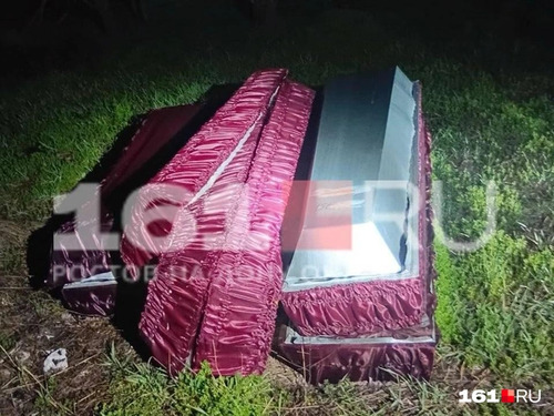 A still of abandoned coffins near the village of Ovoshchnoy near Rostov. Photo: 161.ru / https://161.ru/text/incidents/2026/03/26/76332340/