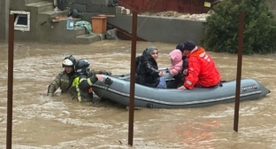 People being evacuated from a flooded house. Makhachkala, March 28, 2026. Photo: Main Directorate of the Ministry of Emergency Situations for Dagestan https://t.me/mchsdagestan/16938