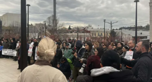 Protesters in Tbilisi. Screenshot from Interpressnews, March 28, 2026, https://www.interpressnews.ge/ka/article/865742-mtavrobis-administraciastan-diushenit-daavadebuli-bavshvebis-mxardamcheri-akcia-gaimarta