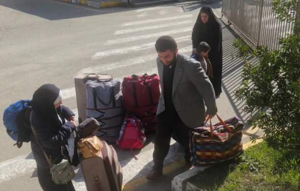 Foreigners at a checkpoint in Azerbaijan. Screenshot from a photo from Report from March 31, 2026, https://report.az/ru/vneshnyaya-politika/iz-irana-v-azerbajdzhan-evakuirovano-bolee-3-tys-chelovek#gallery_daece218d9fe6d20ad0c6c63a6b917dd-3