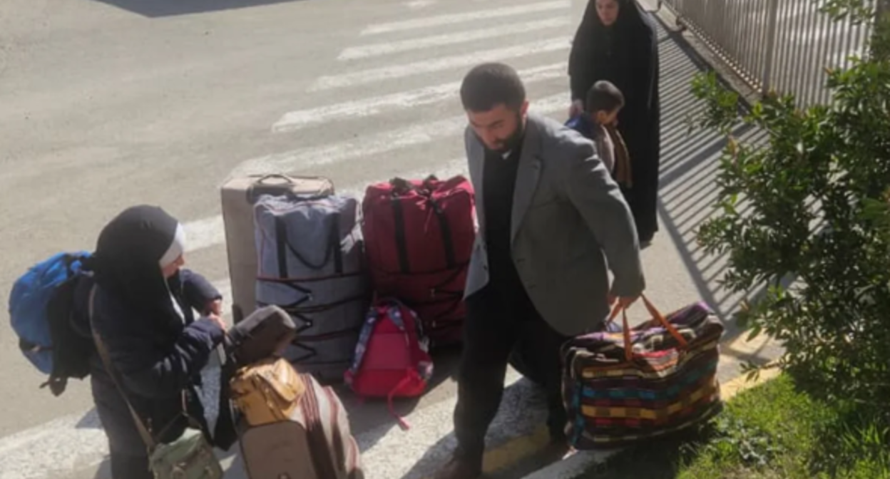 Foreigners at a checkpoint in Azerbaijan. Screenshot from a photo from Report from March 31, 2026, https://report.az/ru/vneshnyaya-politika/iz-irana-v-azerbajdzhan-evakuirovano-bolee-3-tys-chelovek#gallery_daece218d9fe6d20ad0c6c63a6b917dd-3