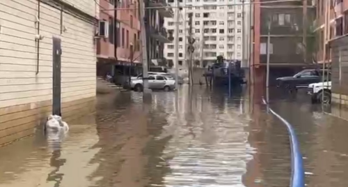 Pumping out water on Khivskaya Street. Still frame from the video Telegram channel of the Makhachkala administration from 04/02/26, https://t.me/makhachkalaofficial/21258 Pumping water on Khivskaya street. Still frame of the video from the Telegram channel of the Makhachkala administration from 04/02/26, https://t.me/makhachkalaofficial/21258