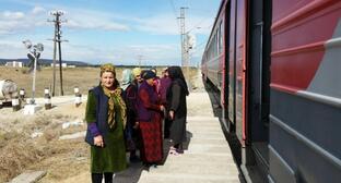 Women stand near a commuter train. Photo: https://kmr05.ru/sites/default/files/styles/1000x600/public/img_0146.jpg?itok=DEwPsUqt