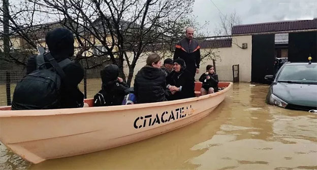 Evacuation of people during flooding in Dagestan. Photo: Ministry of Emergency Situations of the Russian Federation for the Republic of Dagestan Evacuation of people during flooding in Dagestan. Photo: Ministry of Emergency Situations of the Russian Federation for the Republic of Dagestan
