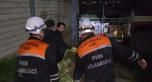 Emergency Ministry employees carry a victim to an ambulance. Baku, April 7, 2026. Still from a video by the Azerbaijani Ministry of Emergency Situations: https://fhn.gov.az/az/melumatlar/fhn-metbuat-xidmetinin-melumati-video-58db64ad