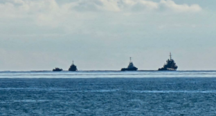 Ships clean up pollution near Anapa. Screenshot of a photo by Yuri Ozarovsky from April 11, 2026, https://t.me/MoreOz/120734